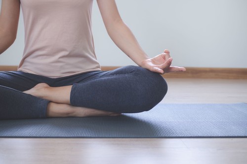 Těchto 6 jóga pozic byste měli cvičit každý den. Vypněte mysl a relaxujte