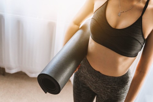 Výhody a nevýhody cvičení doma vs. návštěva fitness centra